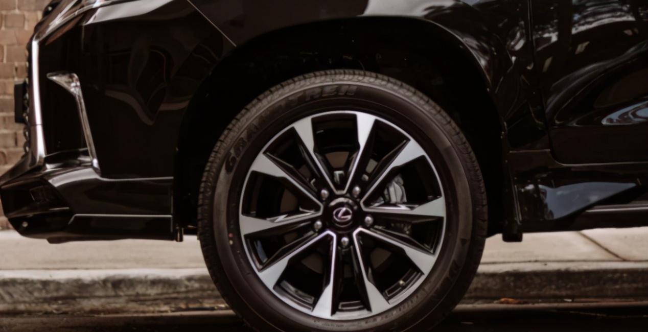 lx570雷克萨斯巅峰限量款,雷克萨斯lx570吊打路虎