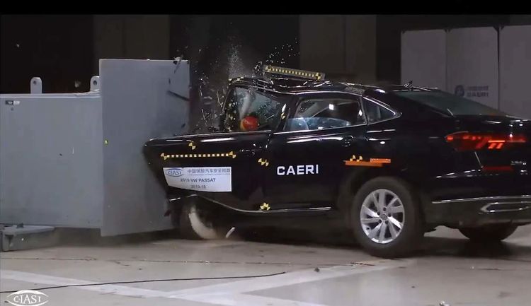 电动车自燃比亚迪会赔吗,电动车自燃烧坏汽车案件