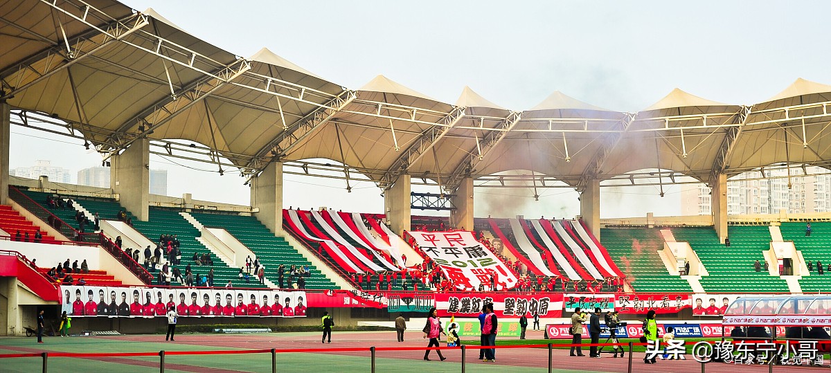 这名门将不简单，竟然客串后卫出场，想当初也是建业的门神