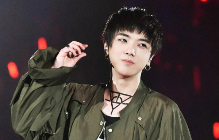 白敬亭穿的安踏粉色篮球鞋是哪双,白敬亭打篮球上海安踏活动背影