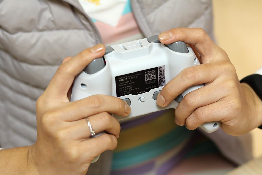 飞智黑武士2手柄指套,支持体感的手机游戏