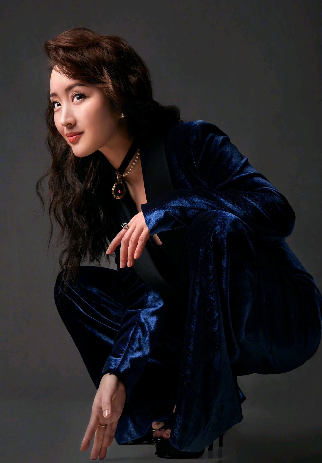 49岁的杨钰莹很有气质,杨钰莹一袭黄色连衣裙优雅温柔