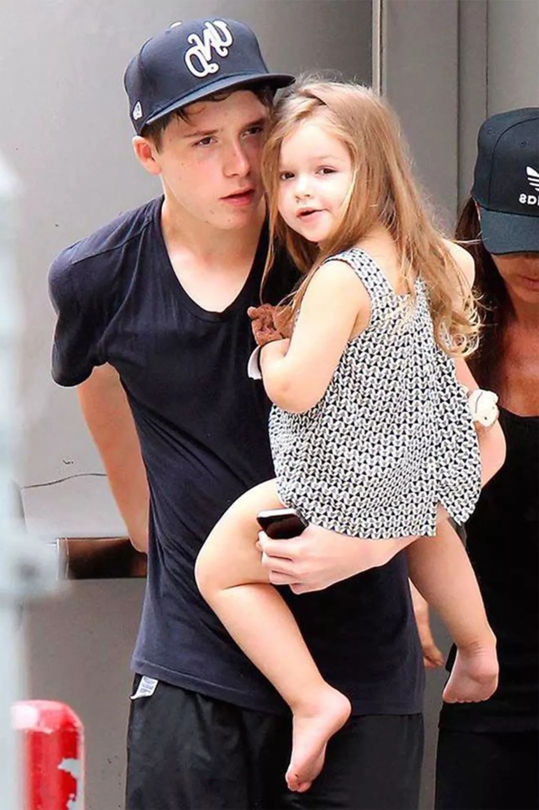 维多利亚贝嫂抱娃走秀,贝嫂维多利亚50岁