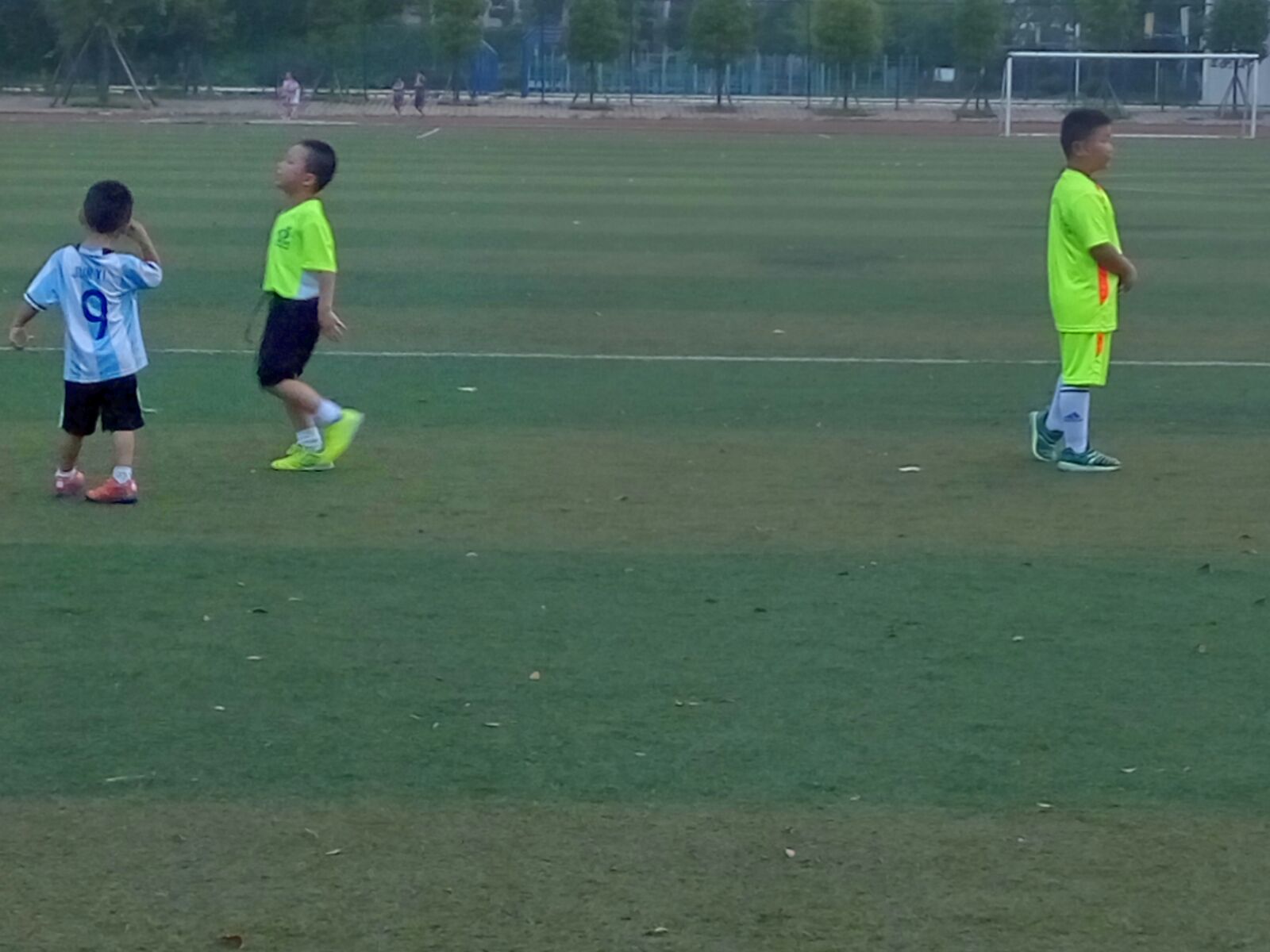 小小少年足球教学,青少年足球成长之路