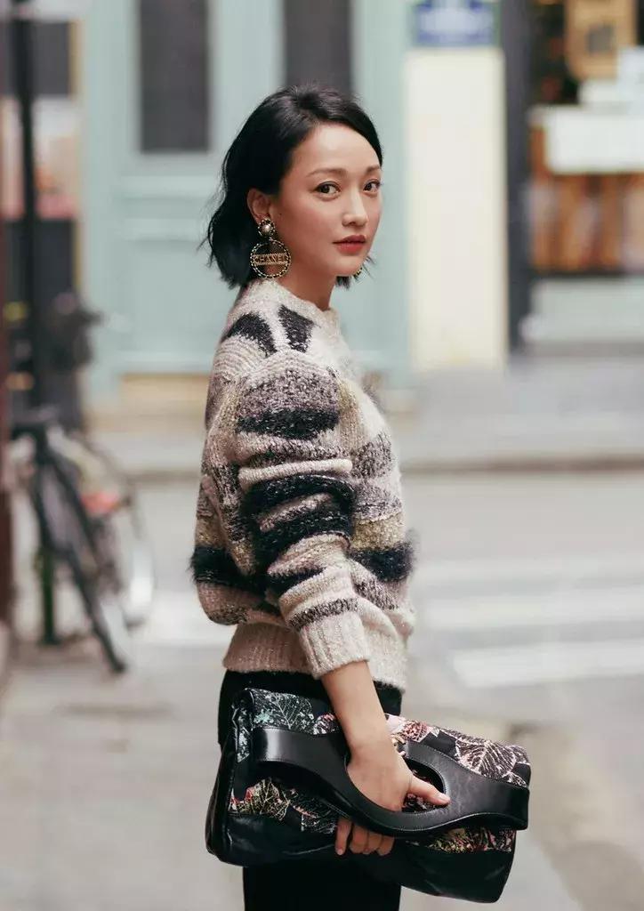 购买新款女性包包,女子买新包