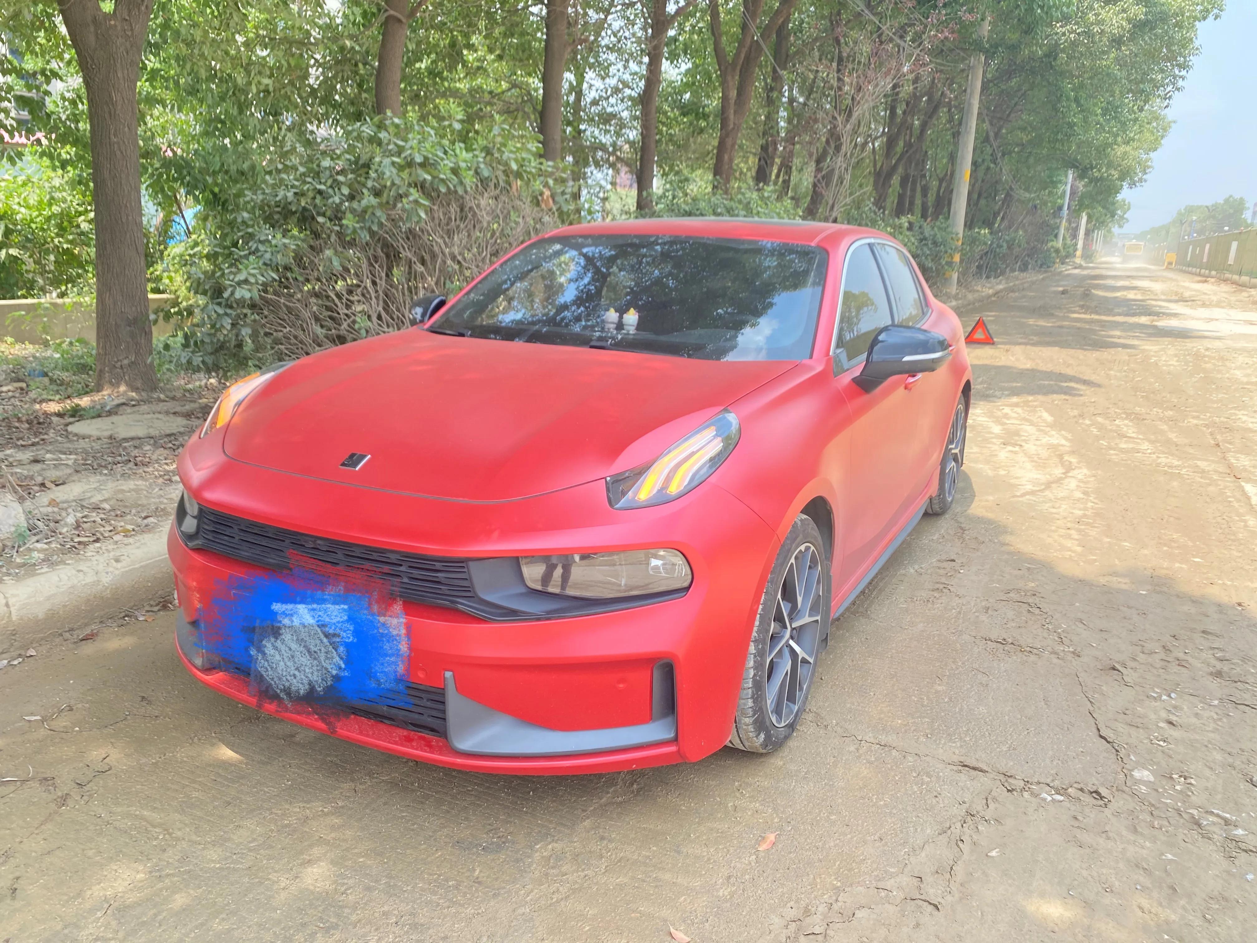 领克03低速行驶车辆无损伤无刮擦无碰撞弹出安全气囊并爆炸