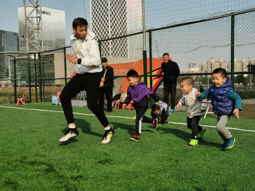 足球运动对少年儿童成长的好处,足球运动对幼儿身心发展的益处