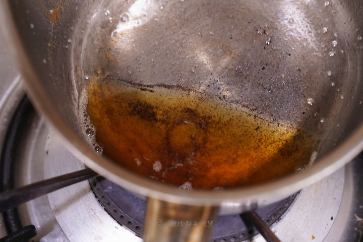 煎牛排爆油怎么办,煎牛排放黑胡椒容易糊吗