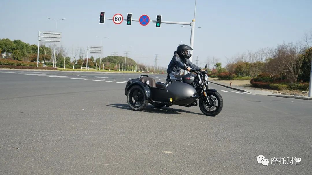 胖虎试驾：长江边三轮Bobber400