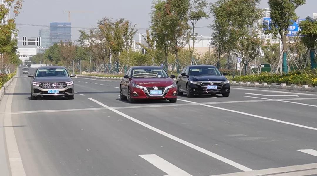 雅阁1.5t和天籁2.0t对比测评,21款天籁对比新款雅阁