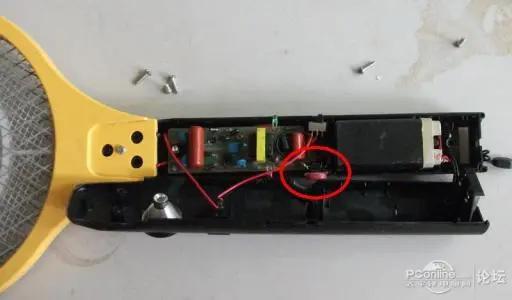 烦人的蚊子被自动引诱过来，“啪啪啪”轻松捕杀，这杀器太爽了！