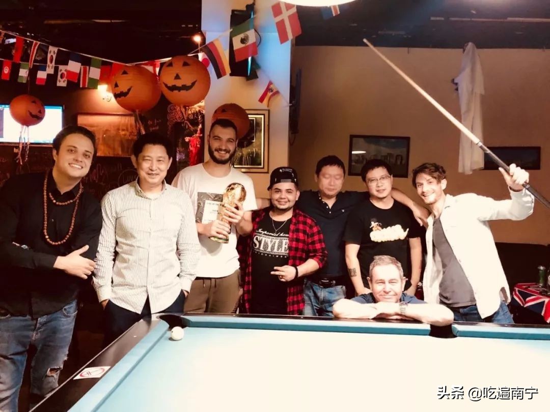 江北大道一家“特别”的酒吧，走进去发现全是外国人
