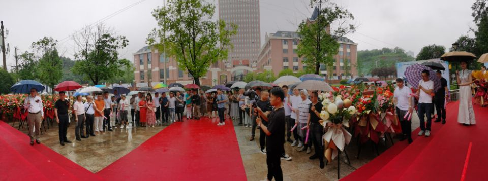 打着雨伞排着队!南充嘉陵昨天开业的这家医院竟然这样受欢迎……