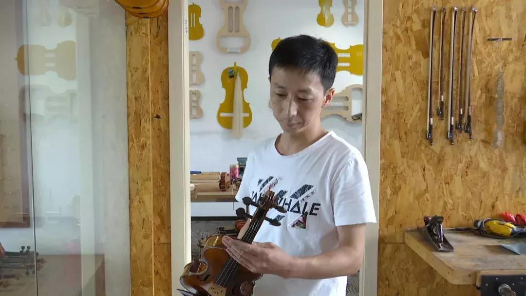 在海门有个能人，要修复一把近300年的德国大提琴