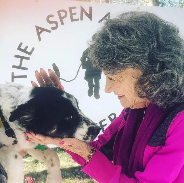 瑜伽奶奶77岁开始练习瑜伽,73岁的老奶奶练瑜伽坚持13年