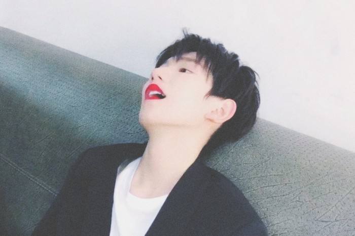 涂上像自己本身唇色的口红,涂上自己喜欢的口红