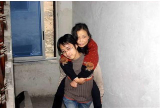 05年“背母上大学”的刘霆，10年后接受变性手术，后来怎样了？