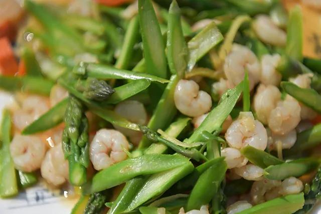 河南上蔡:诞生“芦笋王”单棵拍卖300元