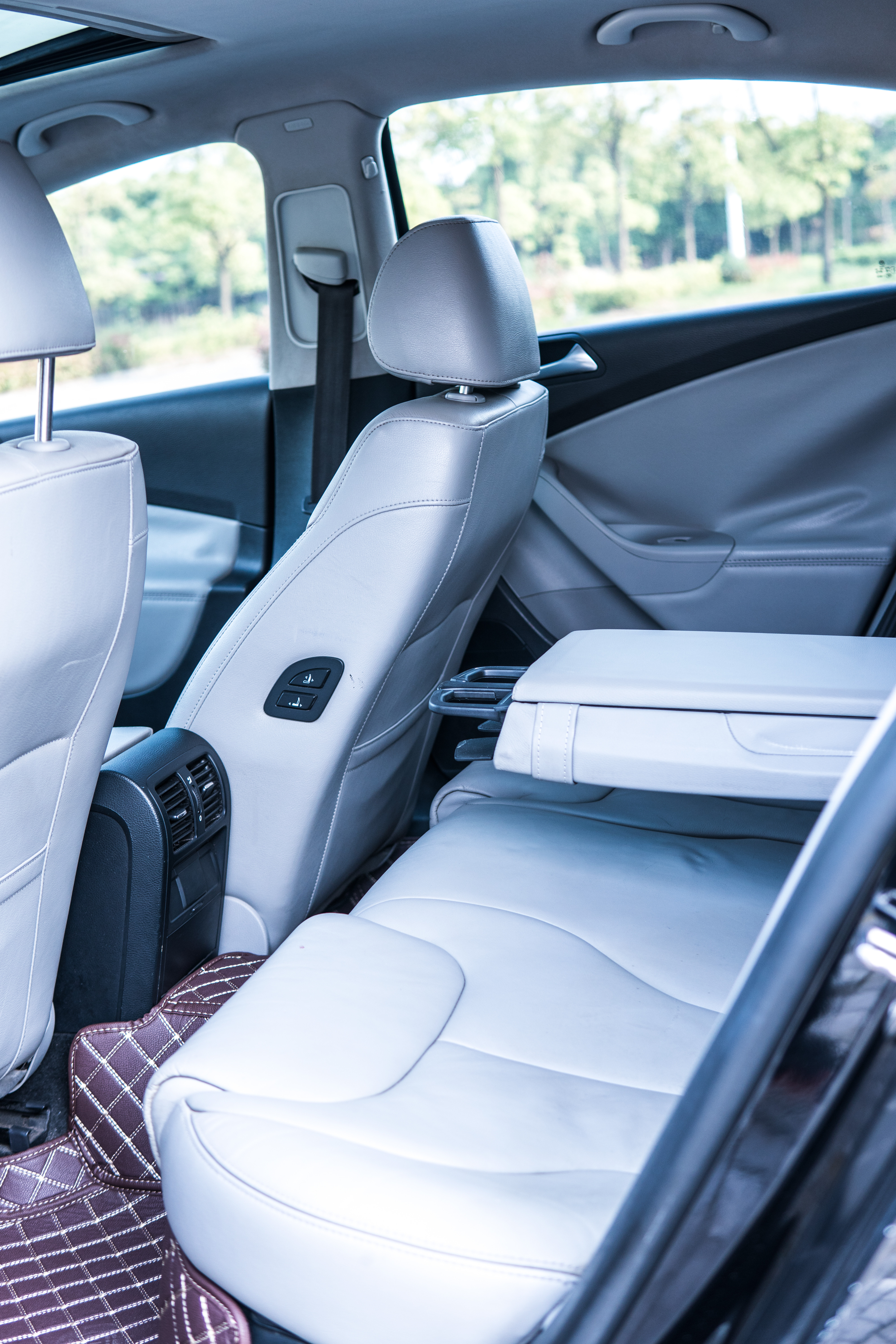 开着曾经的最美大众探寻废弃城堡，如今B6迈腾还值得购买吗？