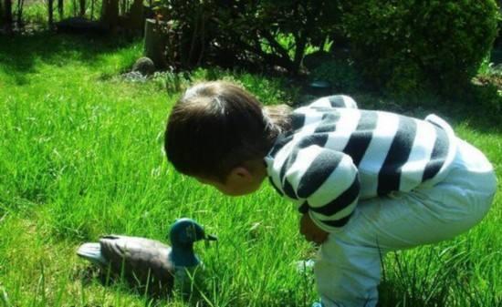 “花痴宝宝”火了,地铁上“狂撩”小哥哥,宝爸:难道我不帅?