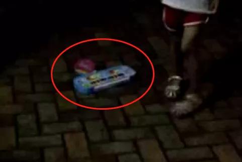 真是服了！高空抛物又来！贵州一女子小区散步，“钢琴”突然从天而降！结果......