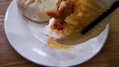 朝阳这家小店，鸡汁包子一绝，一戳一股汤！粥还随便喝？