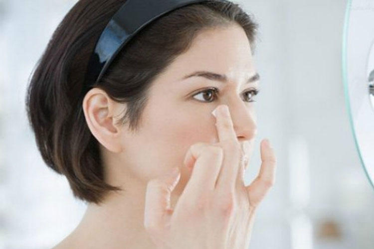 眼霜的正确涂抹方法是怎样的,掌握正确的眼霜涂抹方法