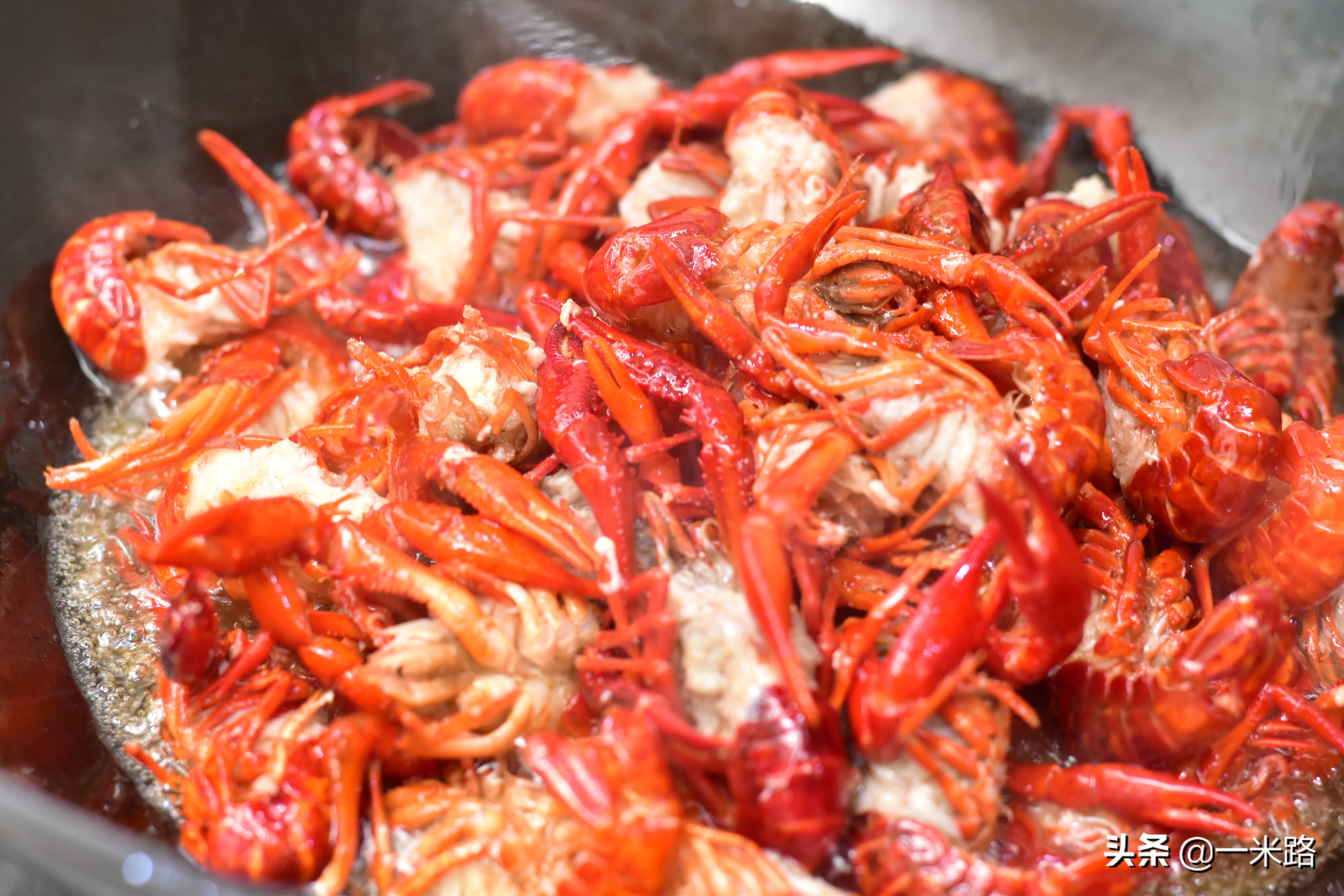 麻辣小龙虾的绝配是魔芋豆腐,又麻又辣多汁,吃起来真带劲