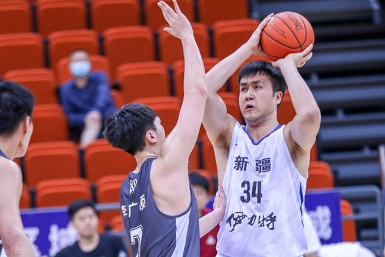 19岁小将投中超远三分绝杀,19岁小将16分钟惊艳全场