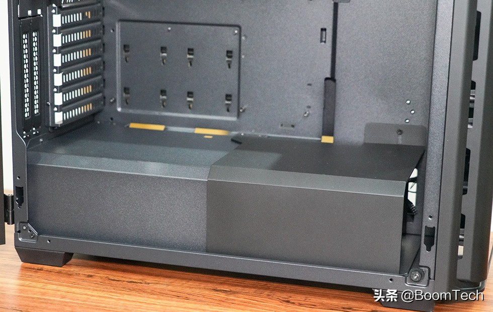 不对称设计点缀安钛克NX1000机箱体验