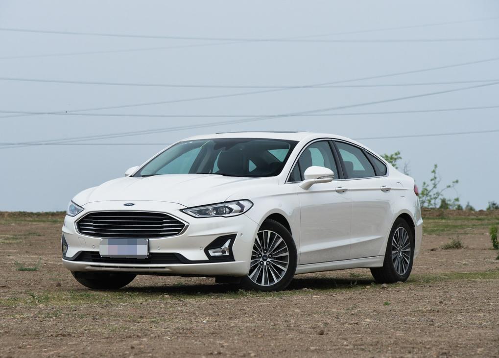 福特蒙迪欧和本田雅阁哪个好,雅阁1.5智享和蒙迪欧1.5豪华