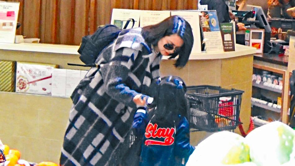 洪欣带女儿逛商场购物,洪欣带彤彤去蛋糕店