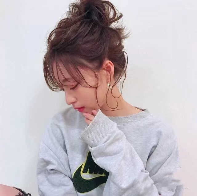 秋冬卷发扎法简单又好看,短卷发简单最洋气扎法