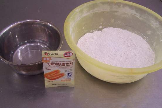 安琪油条膨松剂的使用方法,无矾油条制作及配方全部过程