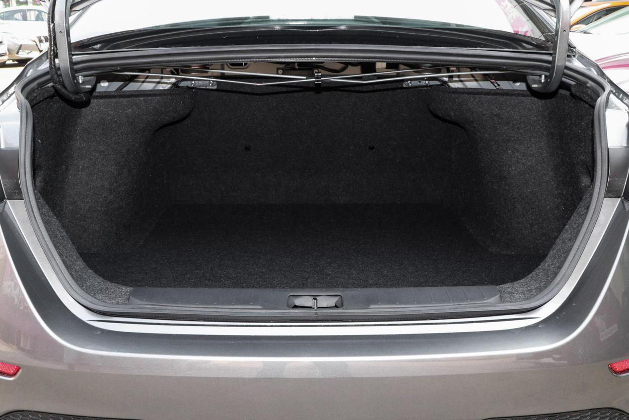 日产轩逸和朗逸哪个值得入手,伊兰特和轩逸哪个更值得入手