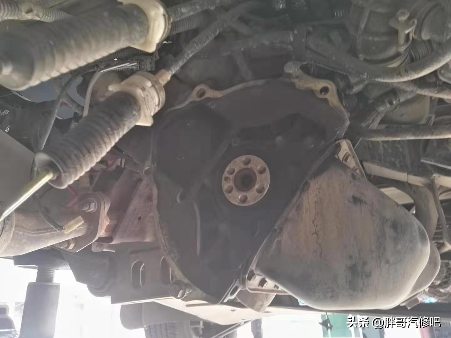 五菱之光挂档不走，胖哥以为换挡拉线脱落，原来是摩擦片报废了