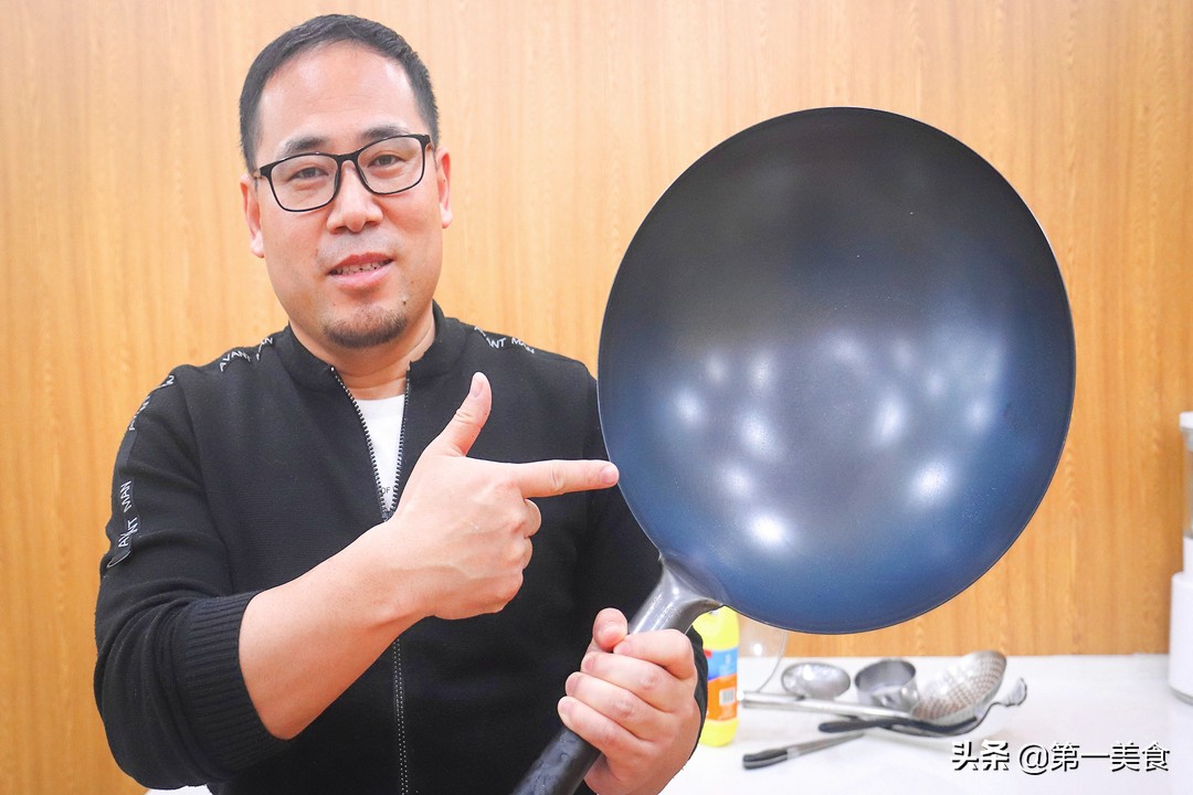 新铁锅开锅用不用擦锅底,新铁锅开锅别直接用火烧