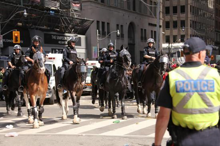 刚刚，加拿大警察导致“黑人之死”，多伦多4000人包围警察局*威示**