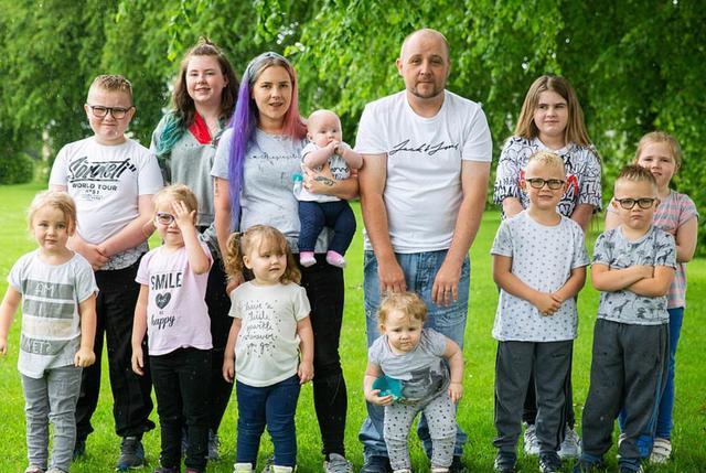 夫妻生了15个孩子完整版,小两口生10个孩子的家庭