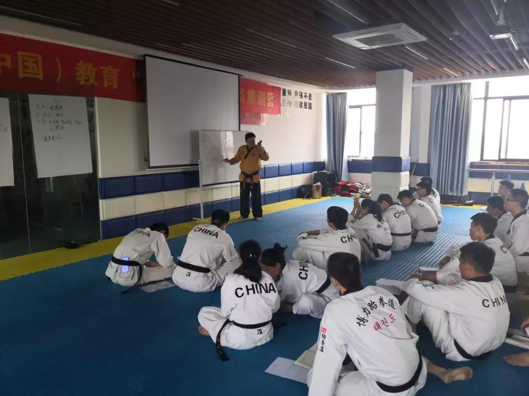 花式压腿训练,老师压腿训练