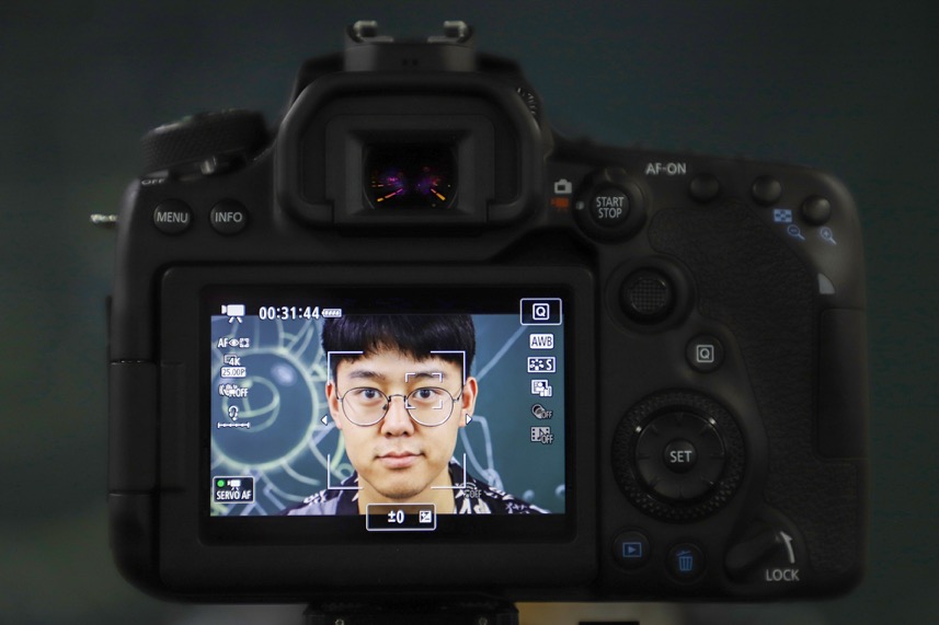 3250万像素仅售7649元，佳能新出的90D单反究竟有多香？