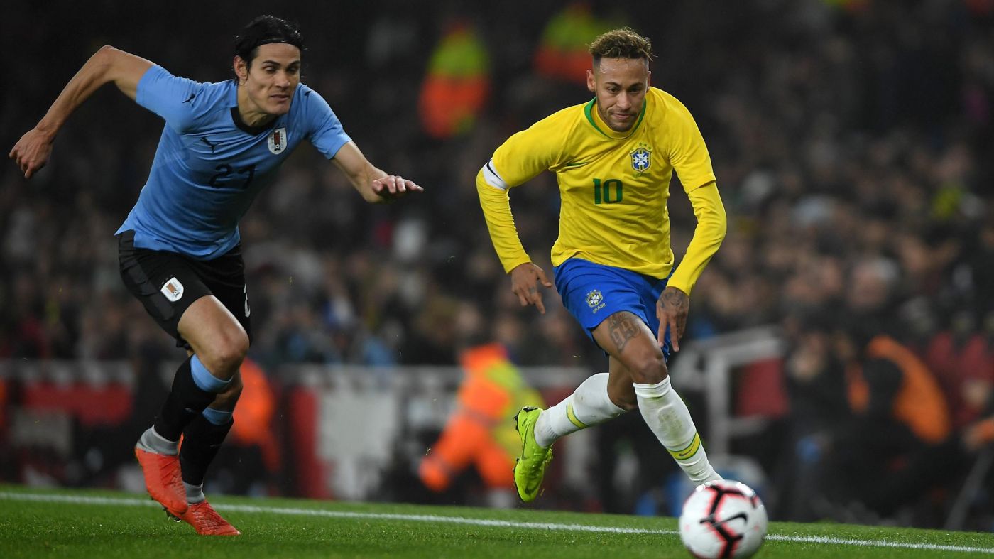 卡瓦尼乌拉圭进球无人庆祝,卡瓦尼不停球凌空抽射