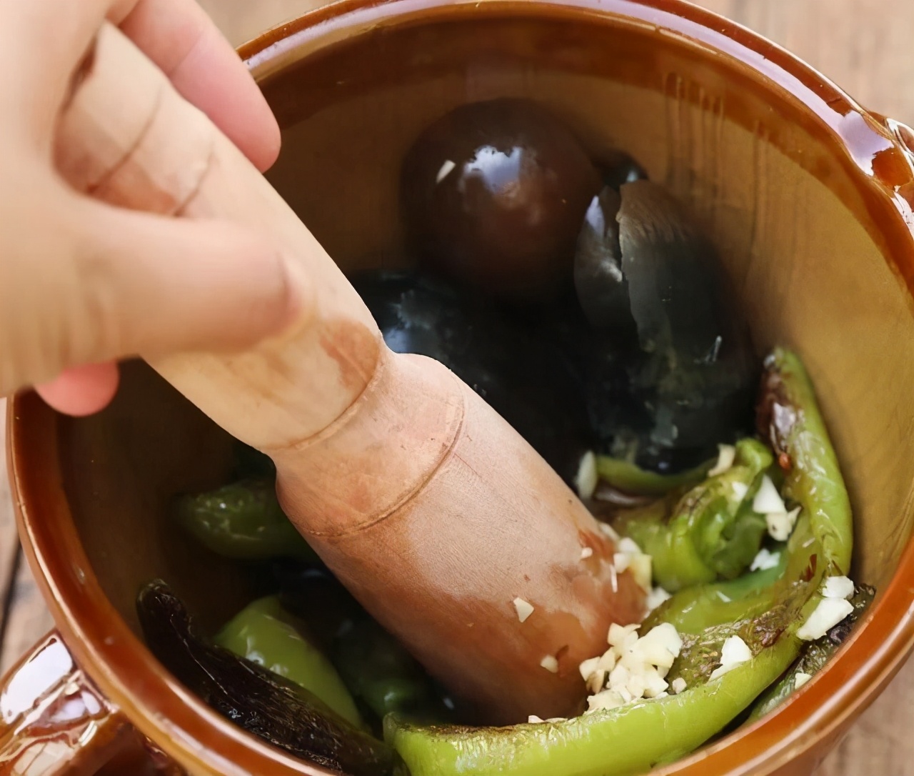 擂椒皮蛋真的好吃,开胃擂椒皮蛋