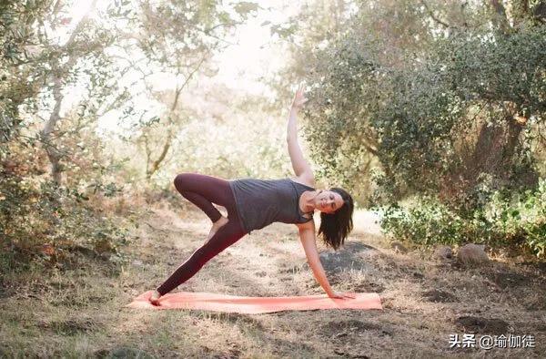 瑜伽练习时脚的正确姿势,瑜伽树式脚向下滑怎么办