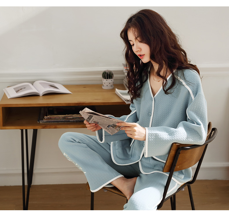 天气转凉了秋装先买两套穿起来,别急着买衣服