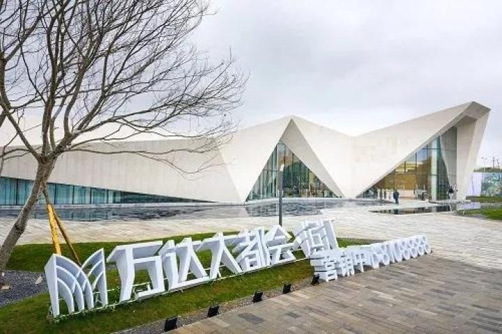 看了万达这段视频,不少人开始关心房价之外的东西