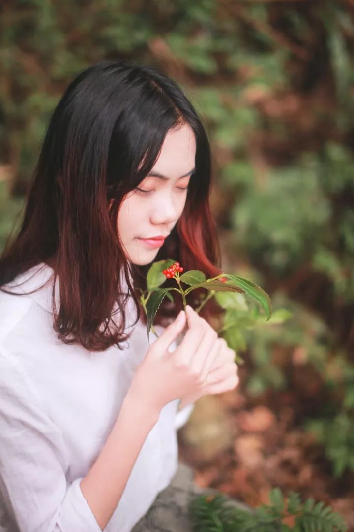 她31岁放弃北漂高薪，回归森林“捡垃圾”，用树叶打造出人间仙境