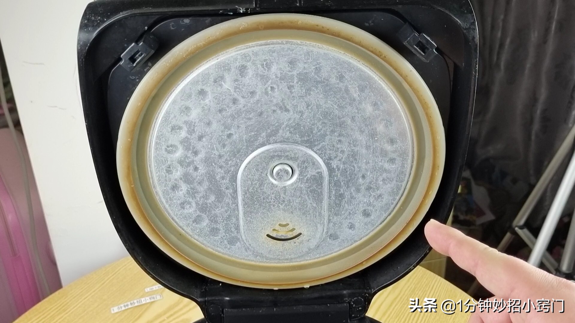 电饭锅内胆发黑怎么清理,电饭锅里面污垢妙招