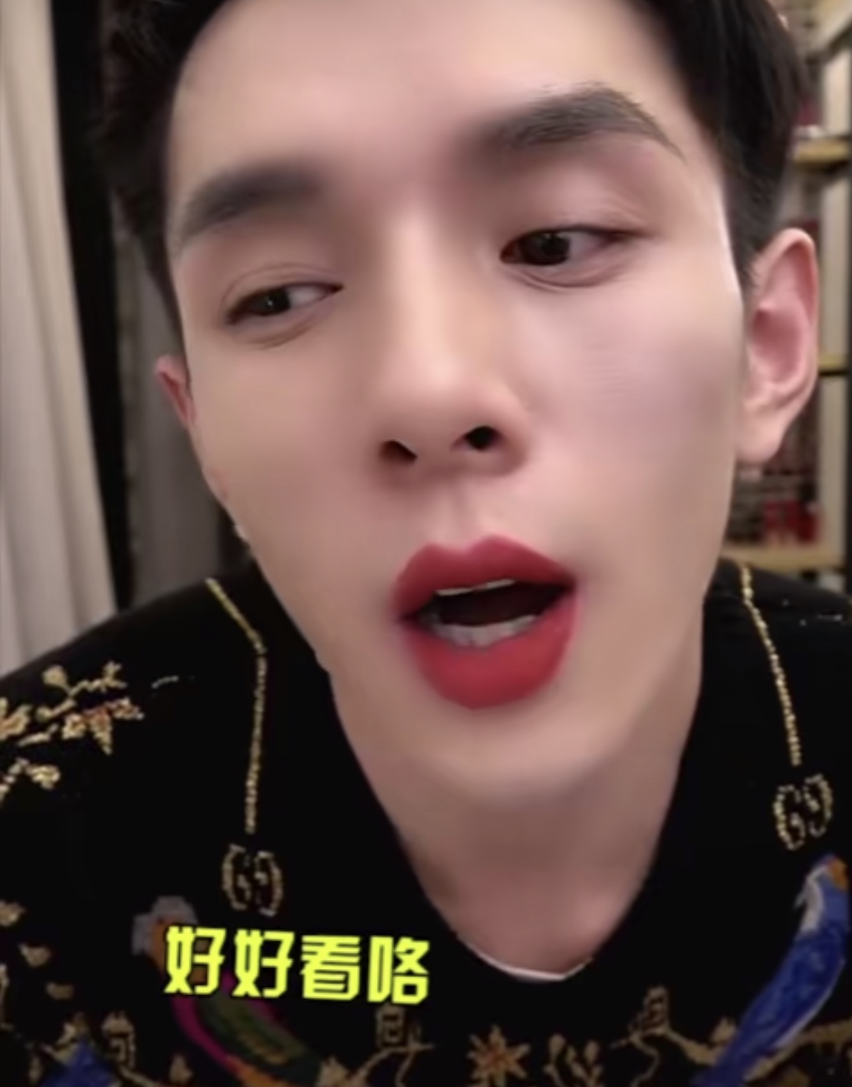 让你掏空钱包的李佳琦年收入千万！口红一哥的试色值得种草吗？