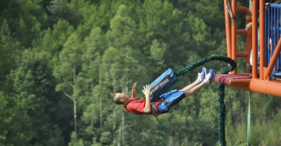 最刺激的蹦极挑战视频,最刺激吓人的蹦极